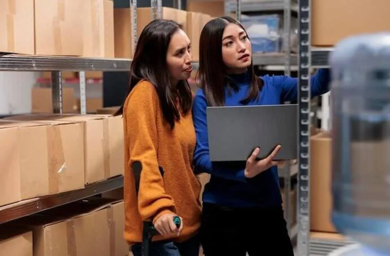 retrato-de-uma-jovem-de-pe-na-cidade_1048944-23039844-724x450-1